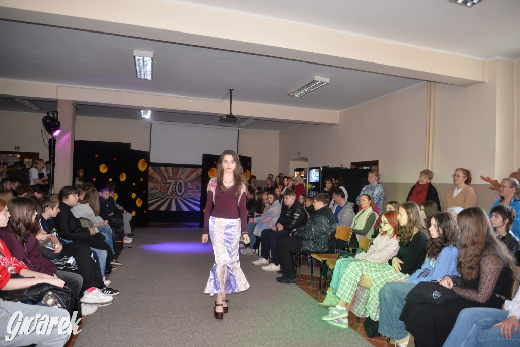 Powrót do lat 70. Pokaz mody w Plastyku