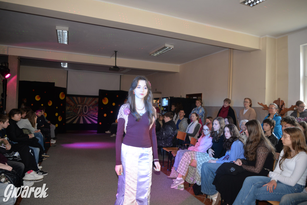 Powrót do lat 70. Pokaz mody w Plastyku