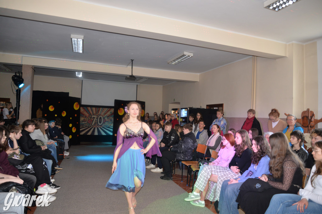 Powrót do lat 70. Pokaz mody w Plastyku