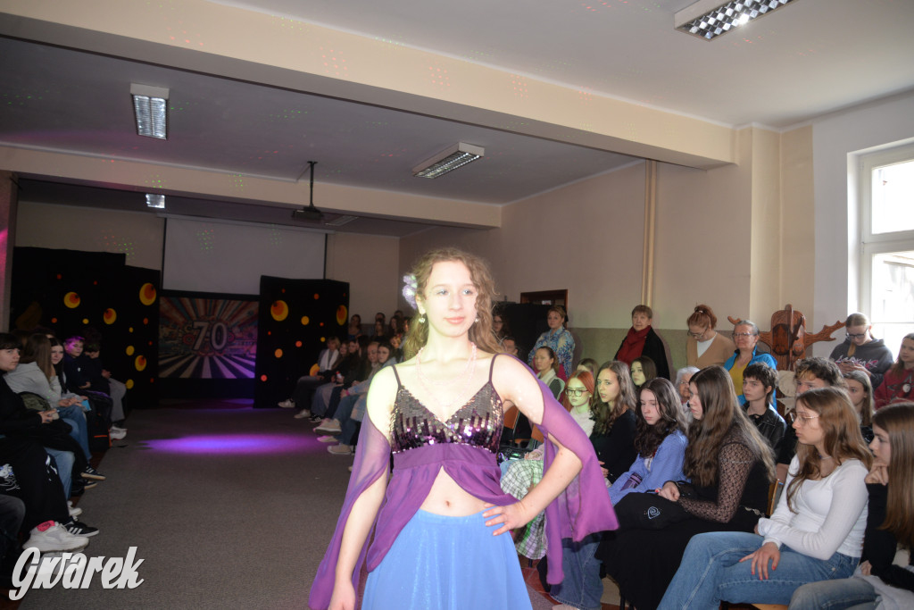 Powrót do lat 70. Pokaz mody w Plastyku