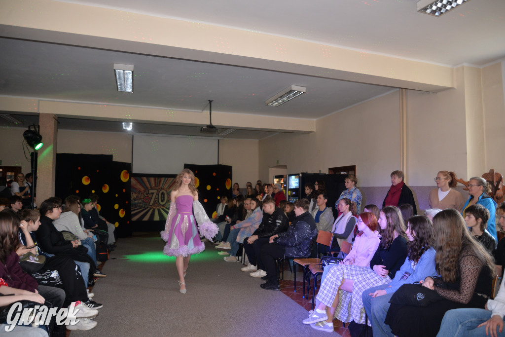 Powrót do lat 70. Pokaz mody w Plastyku