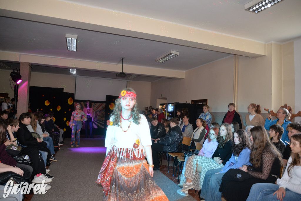 Powrót do lat 70. Pokaz mody w Plastyku