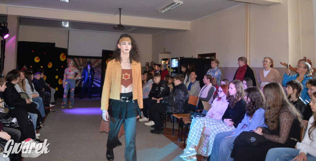 Powrót do lat 70. Pokaz mody w Plastyku