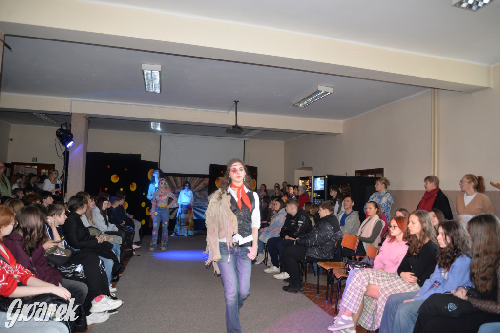 Powrót do lat 70. Pokaz mody w Plastyku