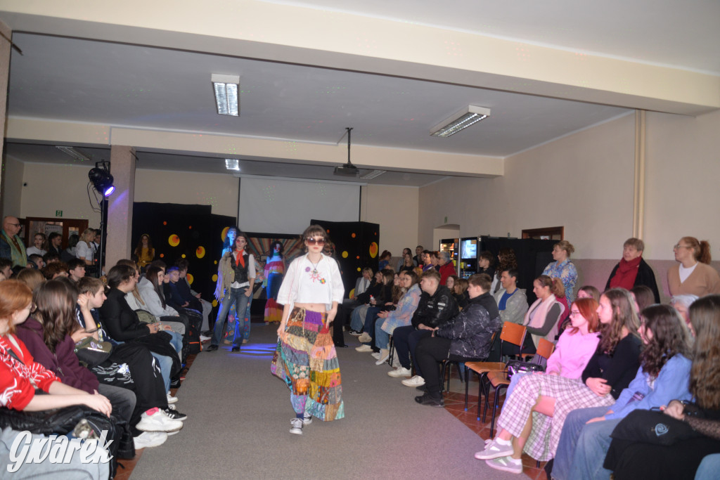 Powrót do lat 70. Pokaz mody w Plastyku