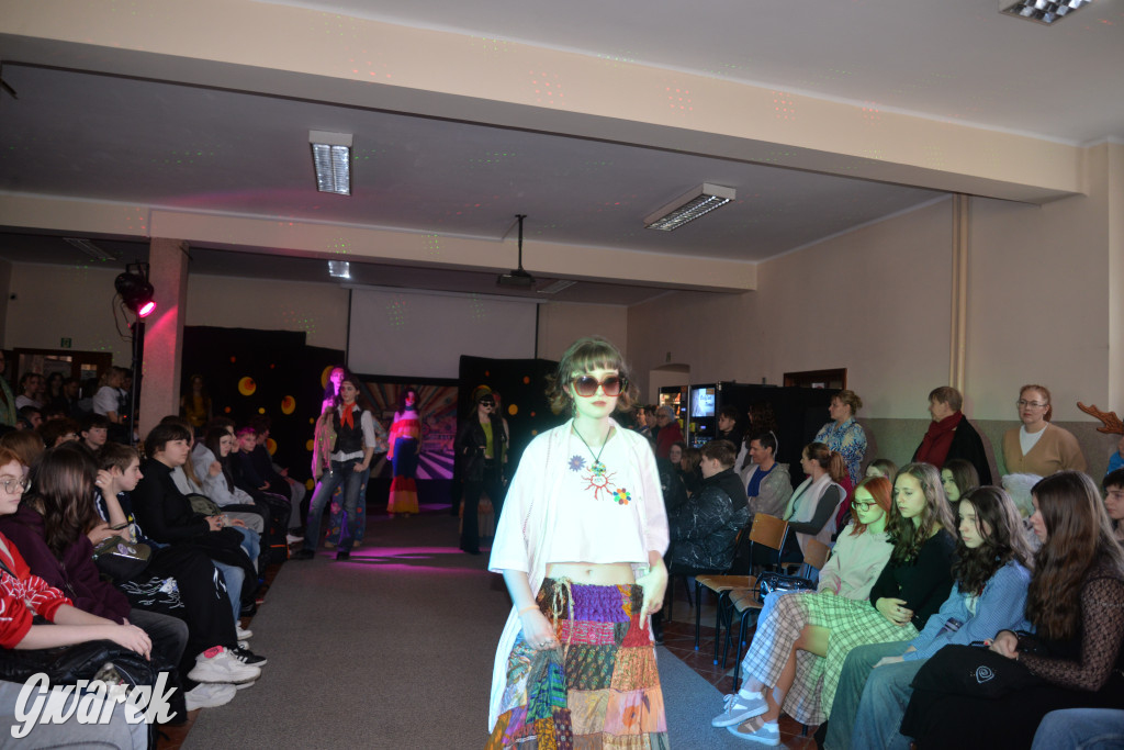 Powrót do lat 70. Pokaz mody w Plastyku