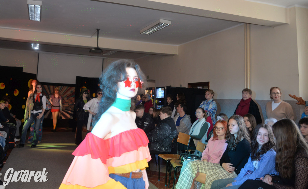 Powrót do lat 70. Pokaz mody w Plastyku