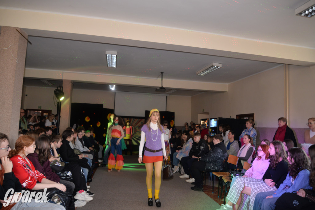 Powrót do lat 70. Pokaz mody w Plastyku