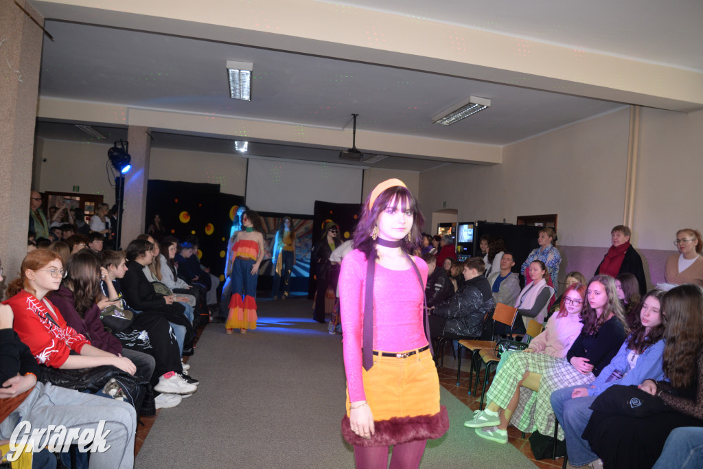 Powrót do lat 70. Pokaz mody w Plastyku