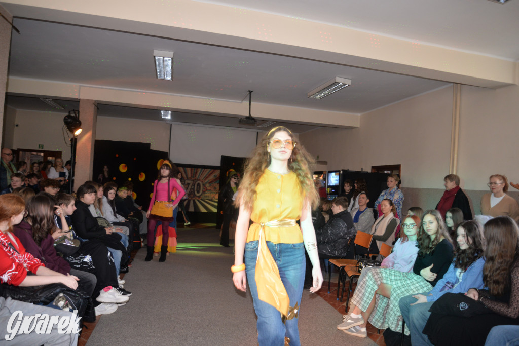 Powrót do lat 70. Pokaz mody w Plastyku