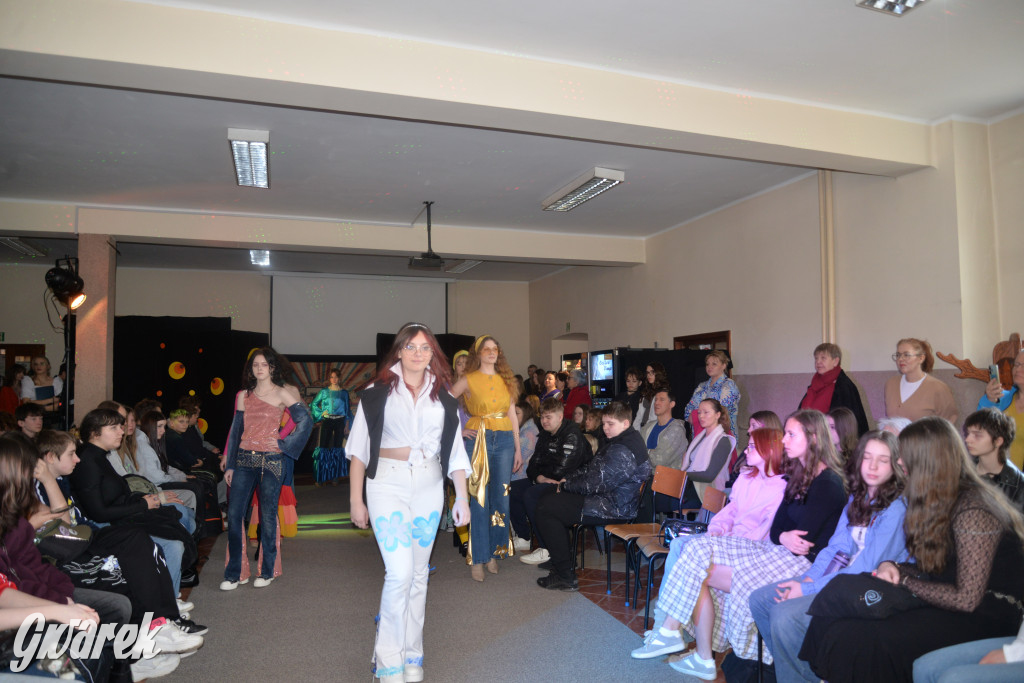 Powrót do lat 70. Pokaz mody w Plastyku