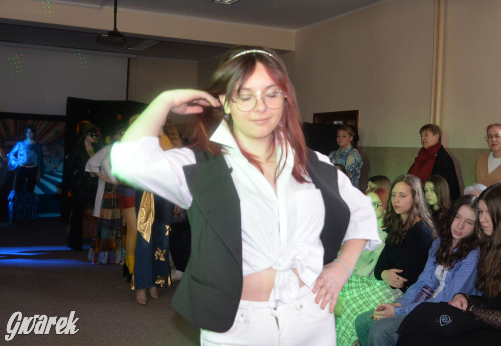 Powrót do lat 70. Pokaz mody w Plastyku