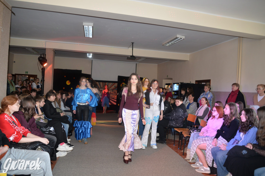 Powrót do lat 70. Pokaz mody w Plastyku