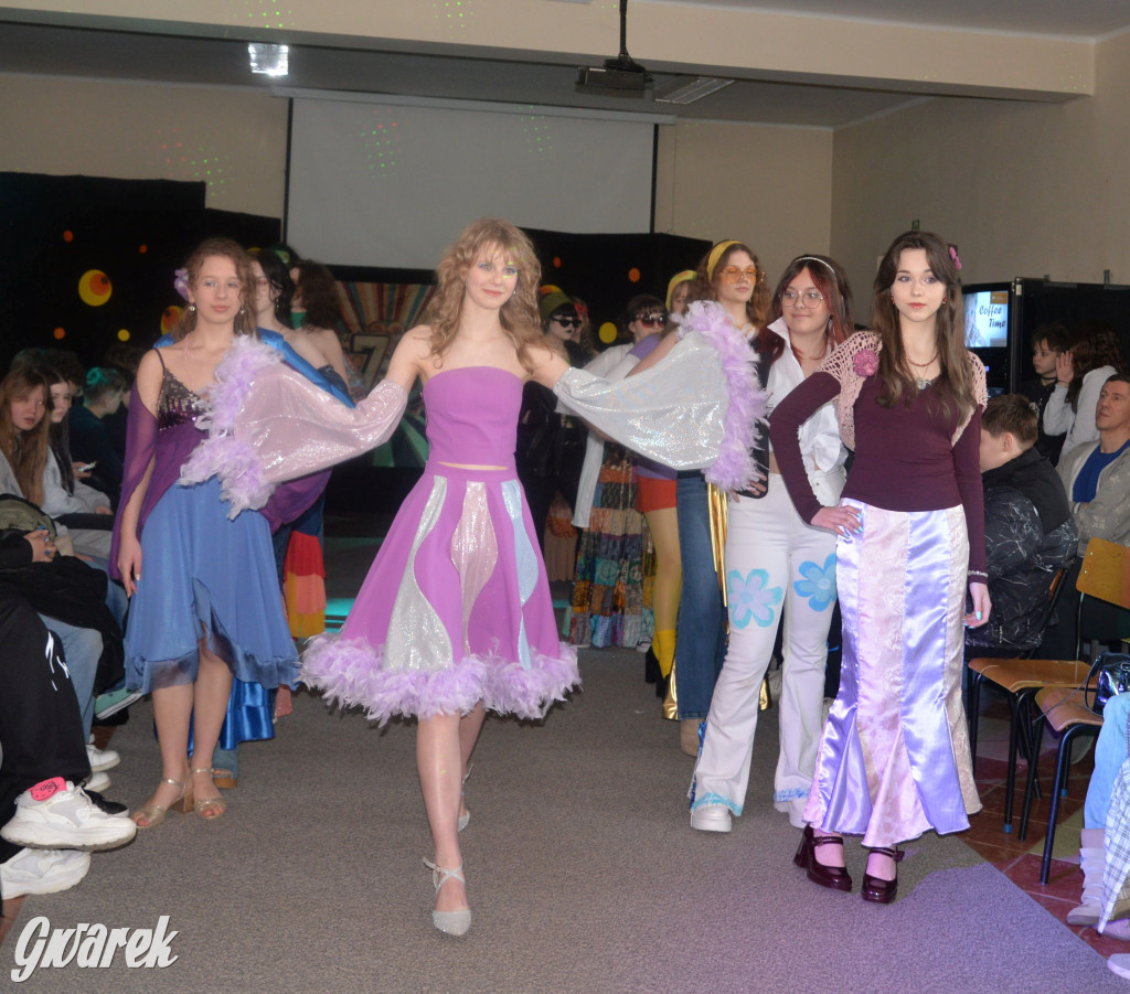 Powrót do lat 70. Pokaz mody w Plastyku