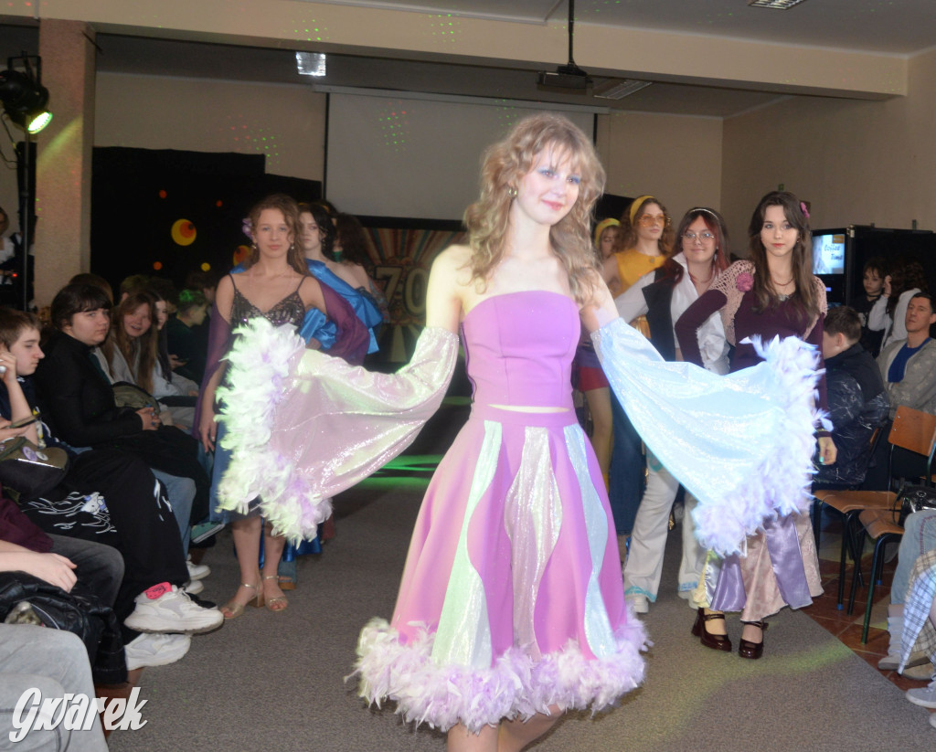 Powrót do lat 70. Pokaz mody w Plastyku