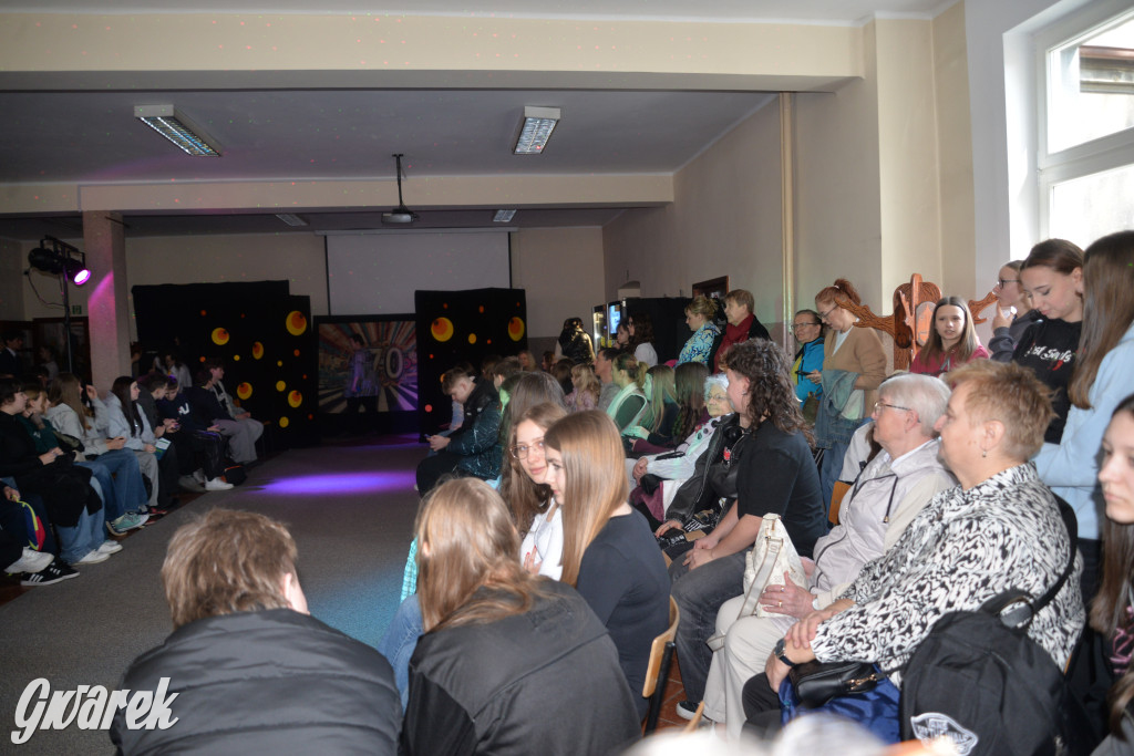 Powrót do lat 70. Pokaz mody w Plastyku