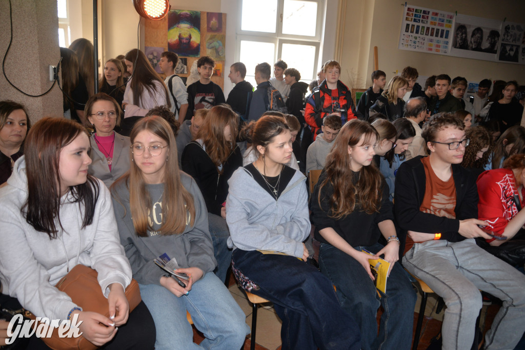 Powrót do lat 70. Pokaz mody w Plastyku