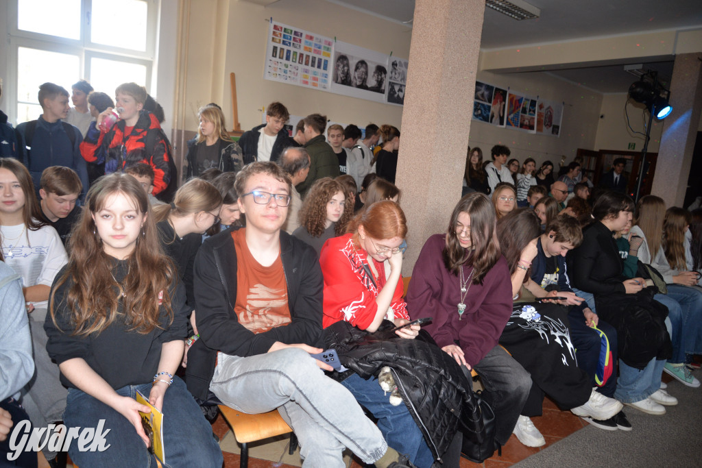 Powrót do lat 70. Pokaz mody w Plastyku