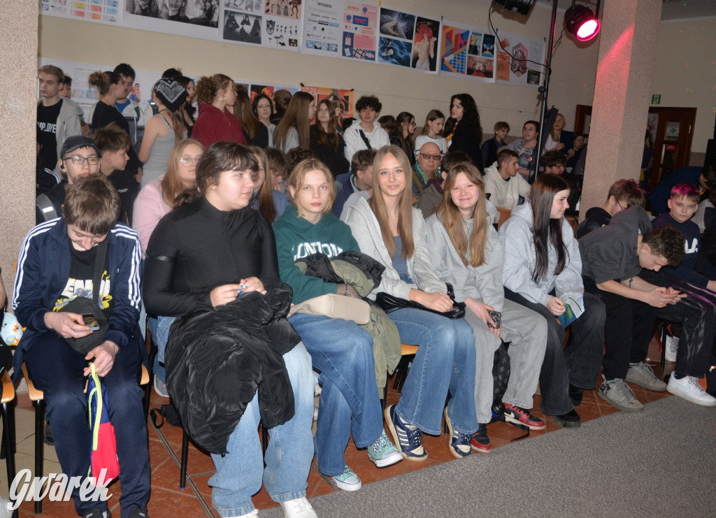 Powrót do lat 70. Pokaz mody w Plastyku