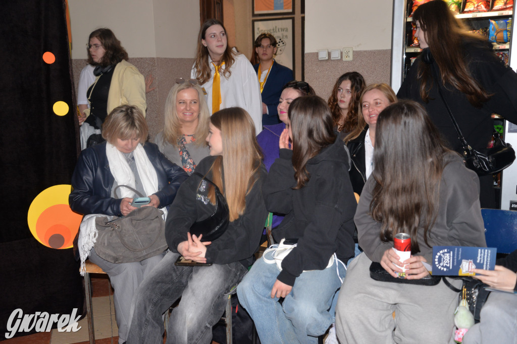 Powrót do lat 70. Pokaz mody w Plastyku