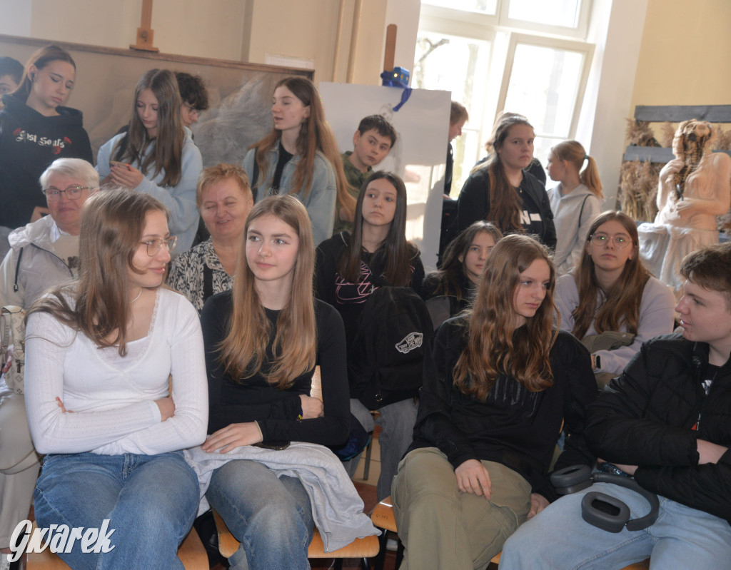 Powrót do lat 70. Pokaz mody w Plastyku