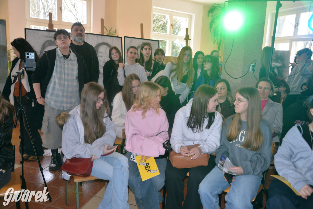 Powrót do lat 70. Pokaz mody w Plastyku