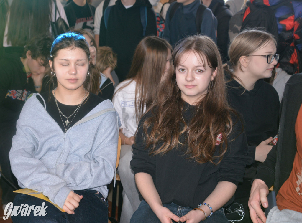 Powrót do lat 70. Pokaz mody w Plastyku