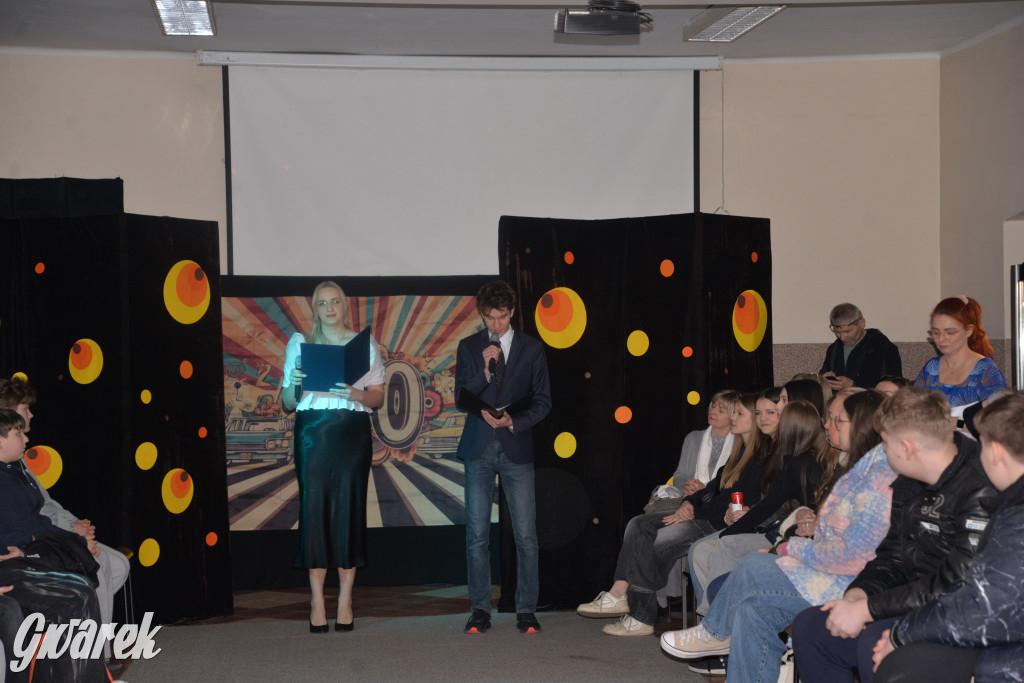 Powrót do lat 70. Pokaz mody w Plastyku