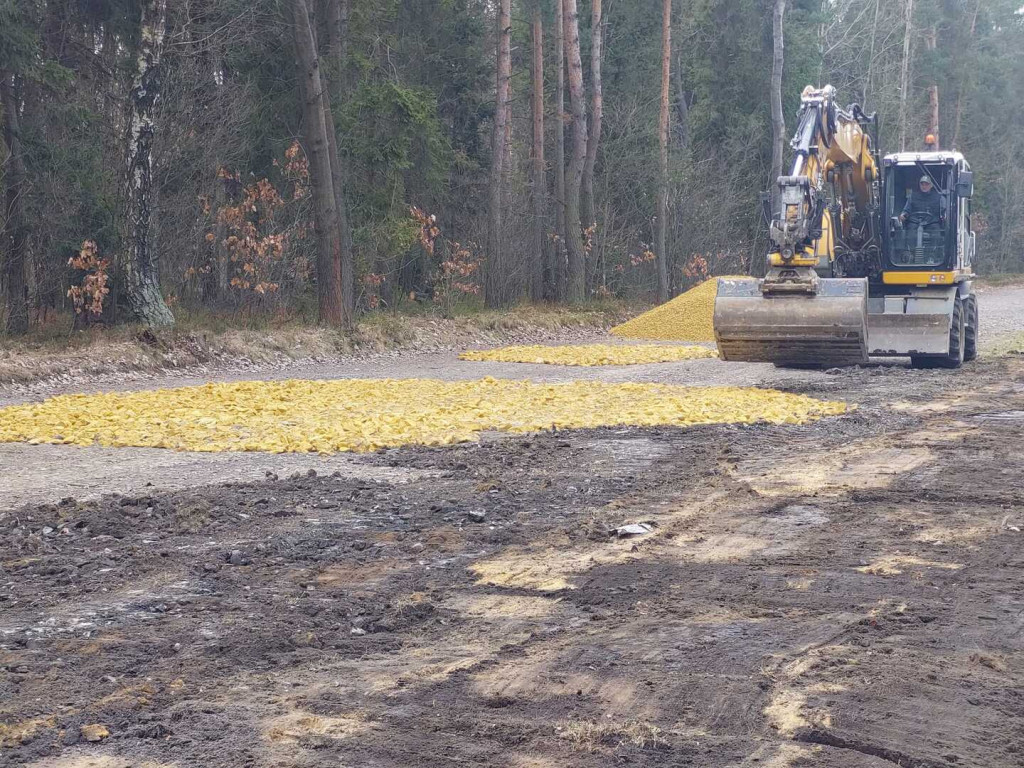 Porządkują dziki parking przy zalewie. Będzie płatny