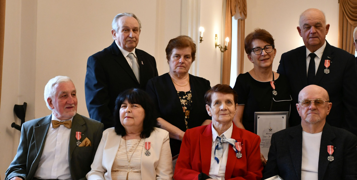 Tarnowskie Góry. 7 złotych par i 1 szmaragdowa