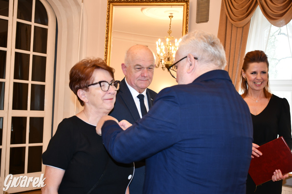 Tarnowskie Góry. 7 złotych par i 1 szmaragdowa