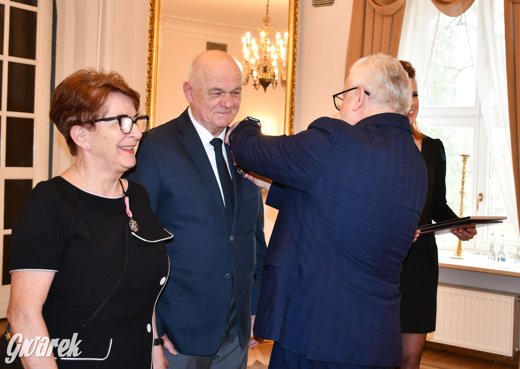 Tarnowskie Góry. 7 złotych par i 1 szmaragdowa