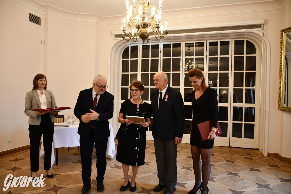 Tarnowskie Góry. 7 złotych par i 1 szmaragdowa