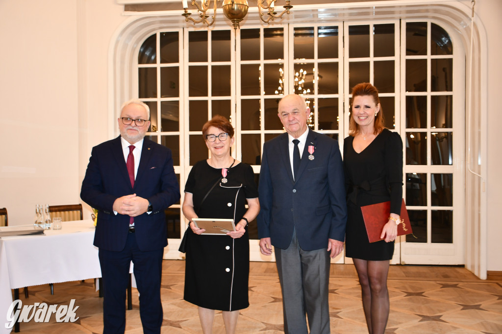 Tarnowskie Góry. 7 złotych par i 1 szmaragdowa