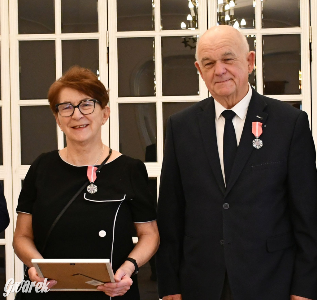 Tarnowskie Góry. 7 złotych par i 1 szmaragdowa