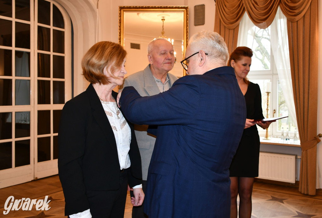 Tarnowskie Góry. 7 złotych par i 1 szmaragdowa