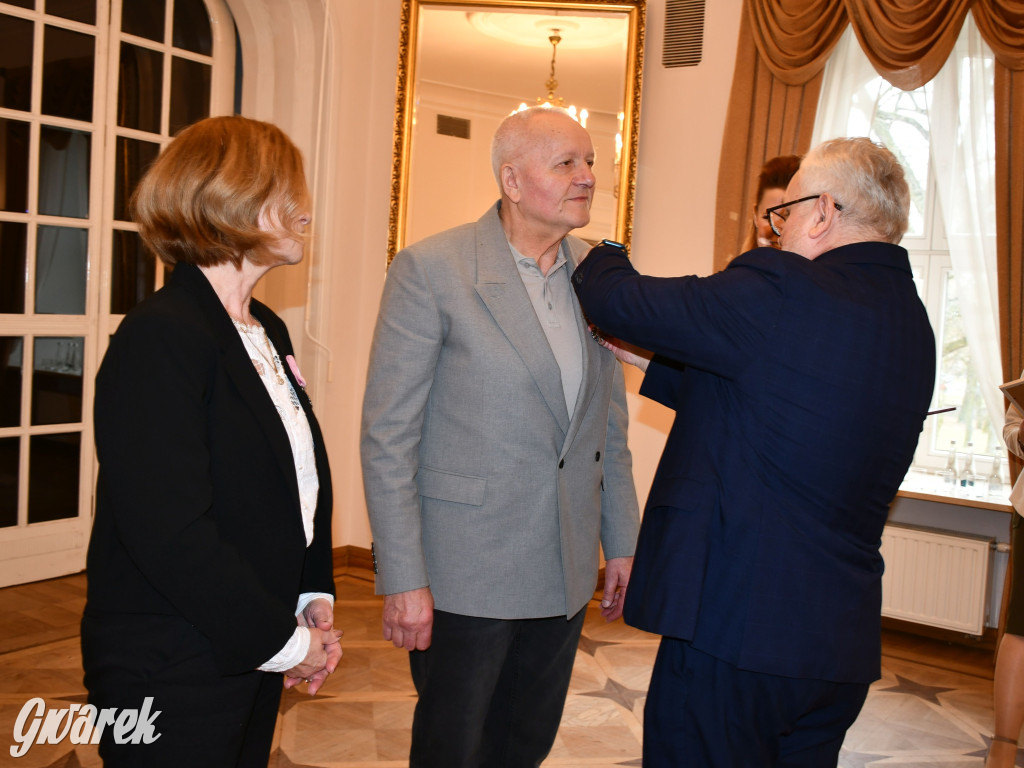 Tarnowskie Góry. 7 złotych par i 1 szmaragdowa