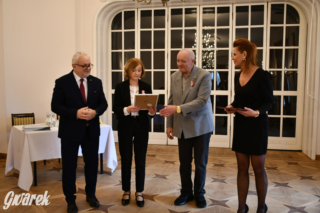 Tarnowskie Góry. 7 złotych par i 1 szmaragdowa