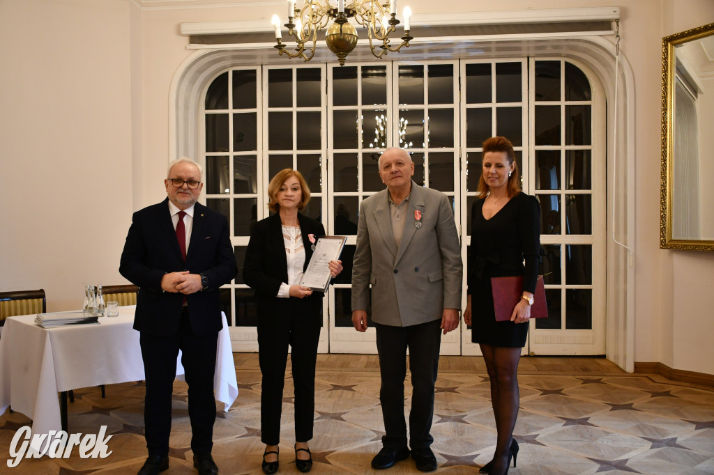 Tarnowskie Góry. 7 złotych par i 1 szmaragdowa