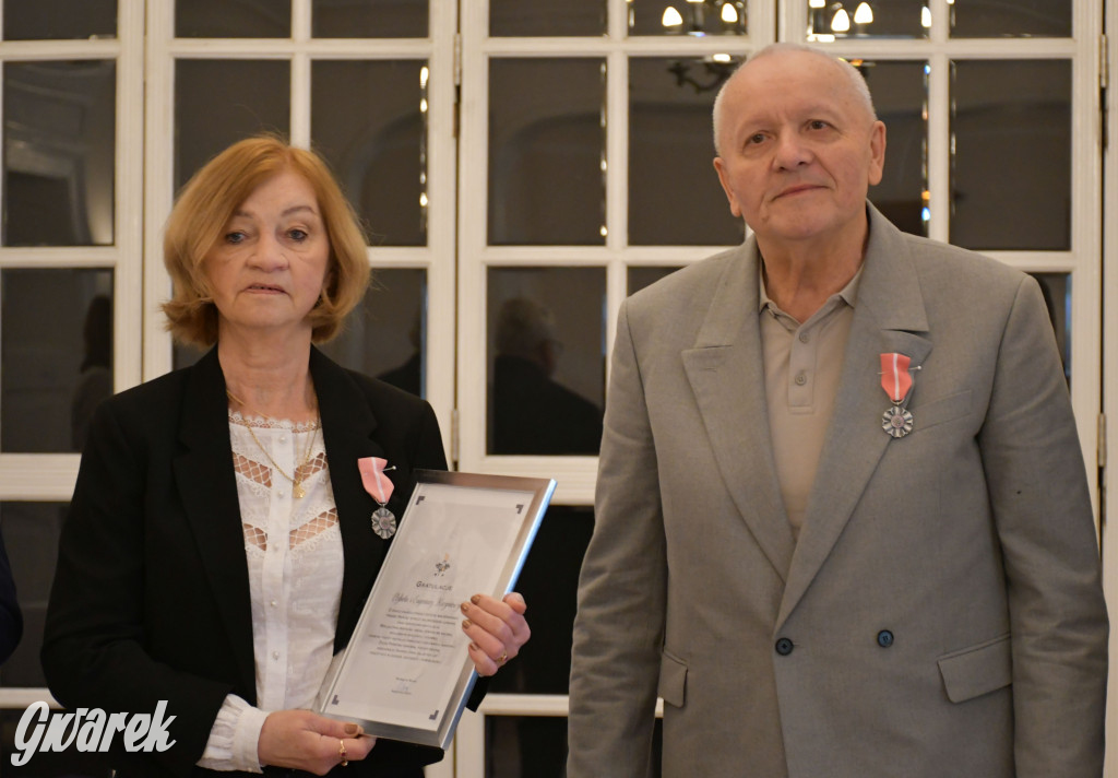 Tarnowskie Góry. 7 złotych par i 1 szmaragdowa