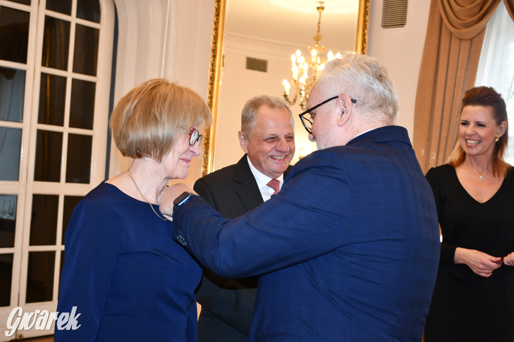 Tarnowskie Góry. 7 złotych par i 1 szmaragdowa