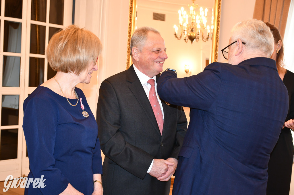 Tarnowskie Góry. 7 złotych par i 1 szmaragdowa