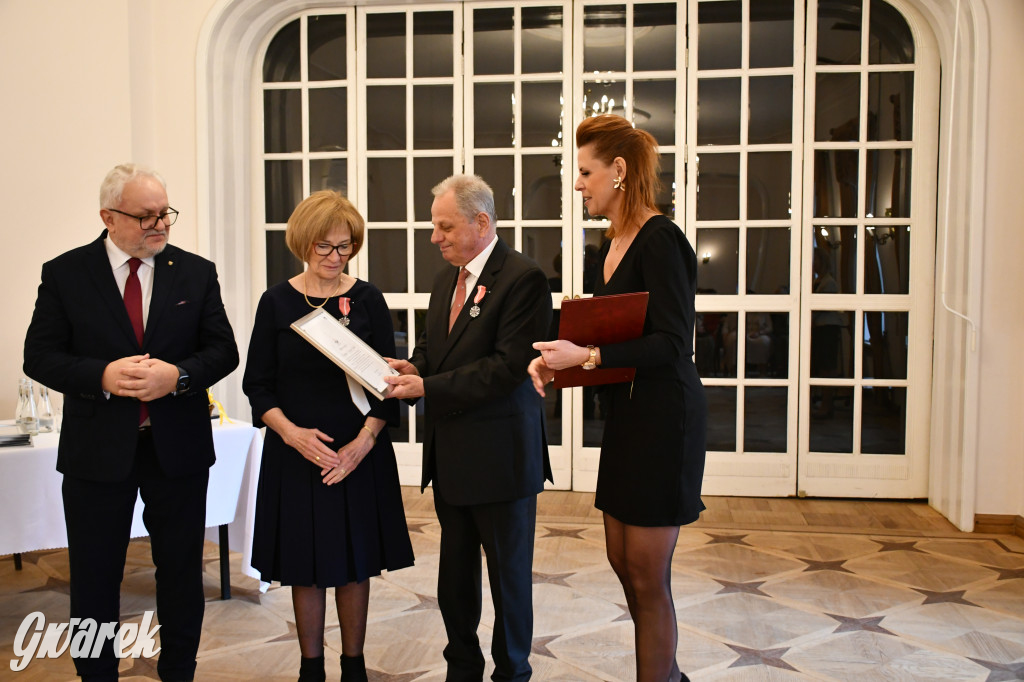 Tarnowskie Góry. 7 złotych par i 1 szmaragdowa