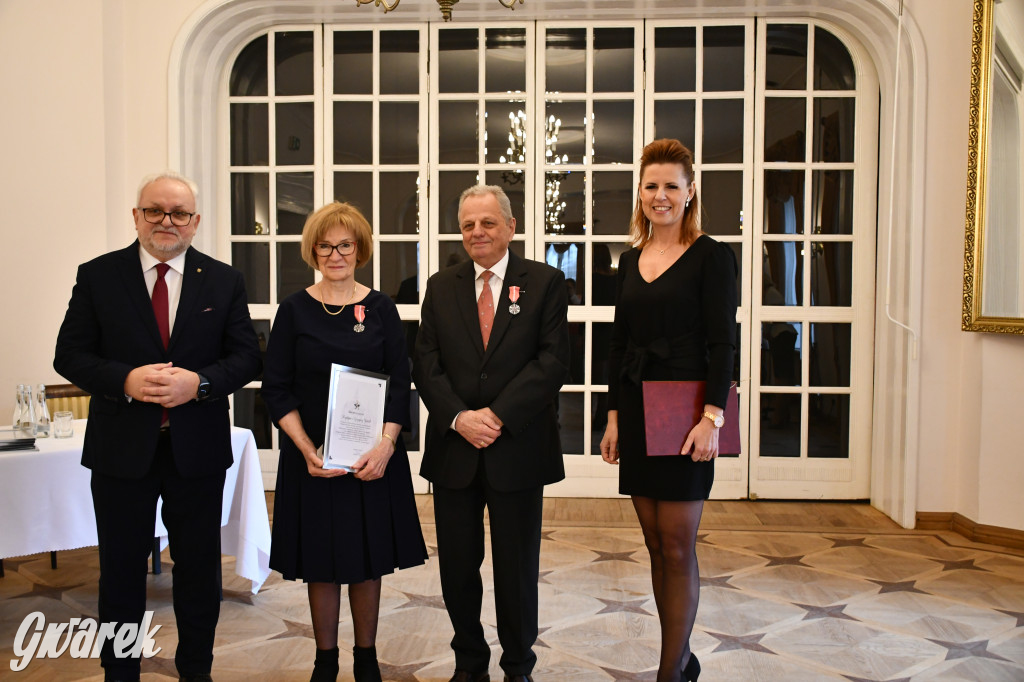 Tarnowskie Góry. 7 złotych par i 1 szmaragdowa