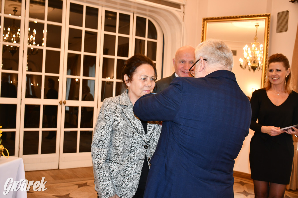 Tarnowskie Góry. 7 złotych par i 1 szmaragdowa