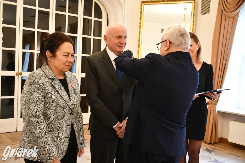 Tarnowskie Góry. 7 złotych par i 1 szmaragdowa