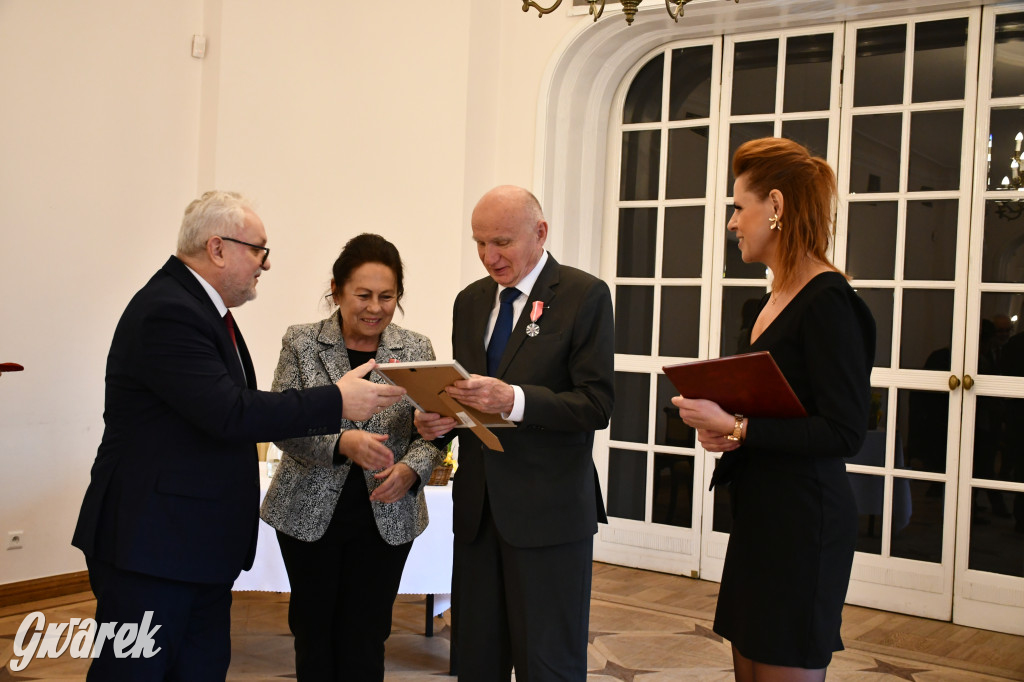 Tarnowskie Góry. 7 złotych par i 1 szmaragdowa