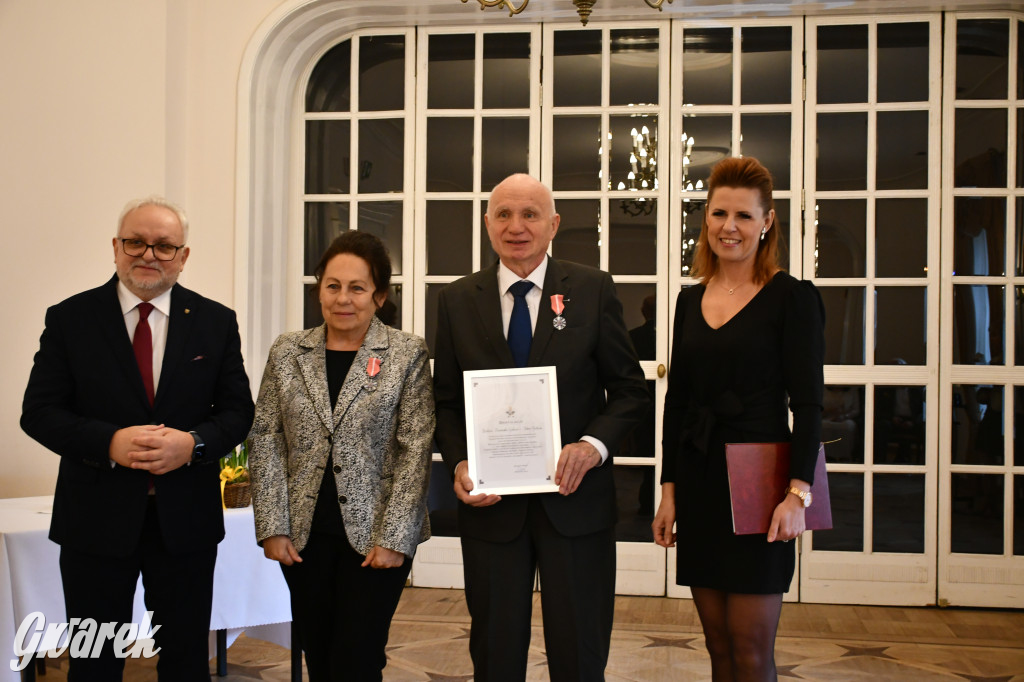 Tarnowskie Góry. 7 złotych par i 1 szmaragdowa