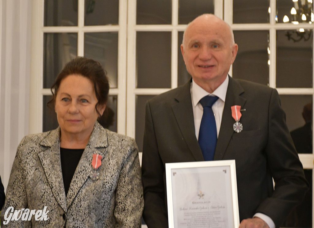 Tarnowskie Góry. 7 złotych par i 1 szmaragdowa