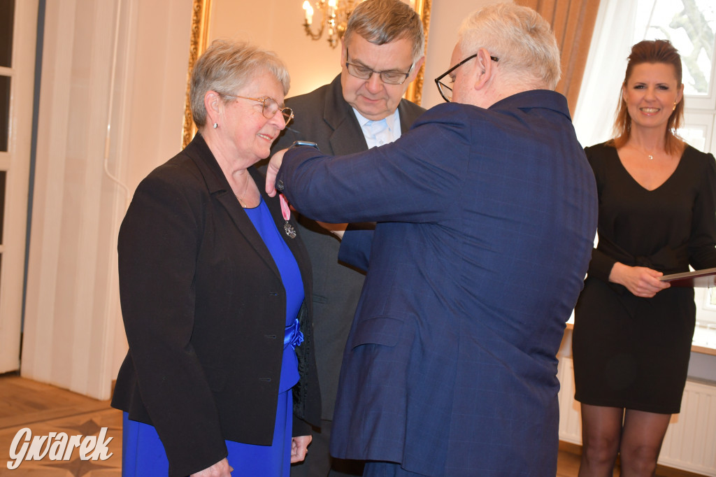 Tarnowskie Góry. 7 złotych par i 1 szmaragdowa